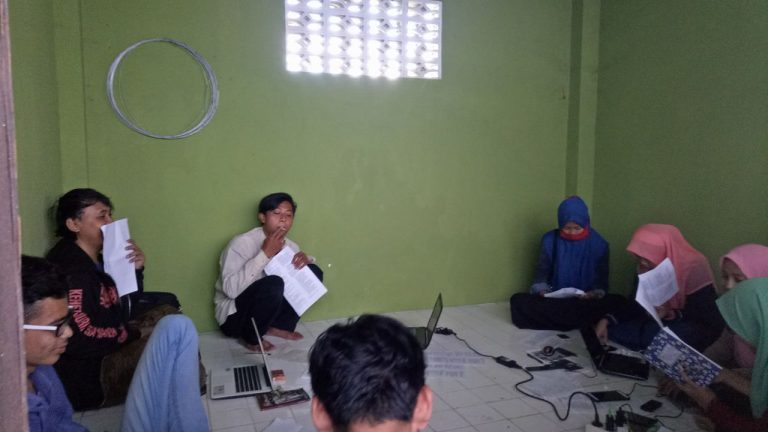 Belajar Menulis Berita di Kelas Manis Bersama UKM FUM