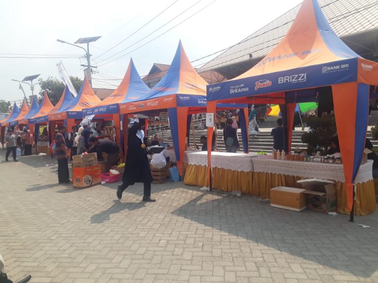Beberapa Stand Ramaikan Festival Wisuda Di UNHASY