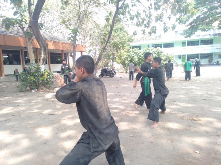 PESILAT UNHASY HARUS JOMBLO