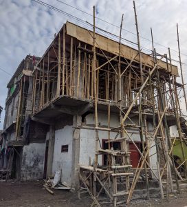 Dok. Foto : Pembangunan asrama Pondok Pesantren Manba’ul Huffadzil Qur’an (MHQ), Desa Cukir, Kecamatan Diwek.