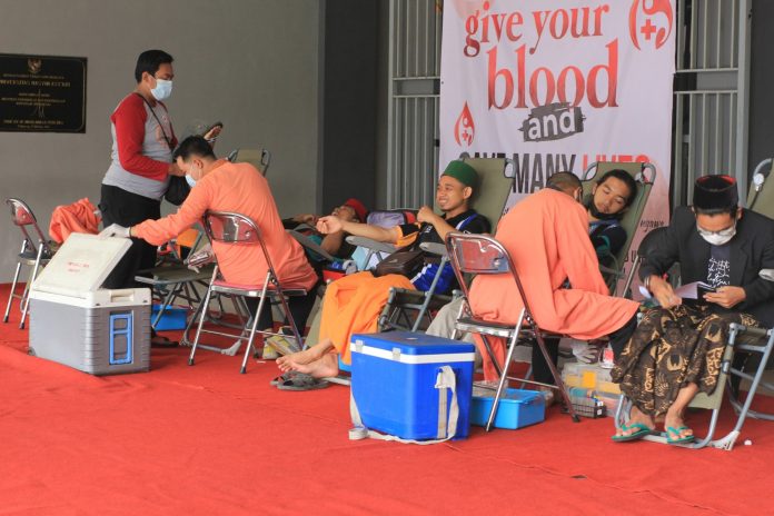 Bekerjasama dengan PMI Jombang, BEM FE Unhasy Lakukan Kegiatan Donor Darah