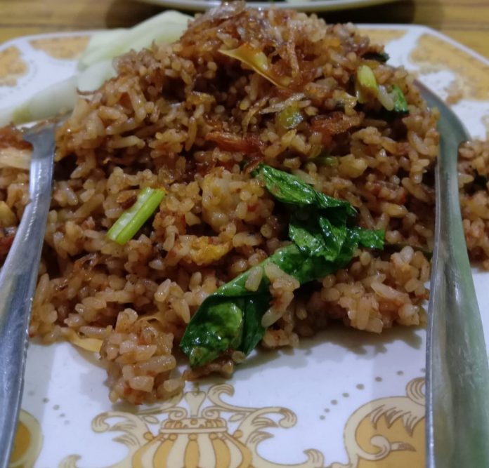 Sensasi Tradisional Nasi Goreng Istimewa Pak Takim, yang dimasak dengan Arang