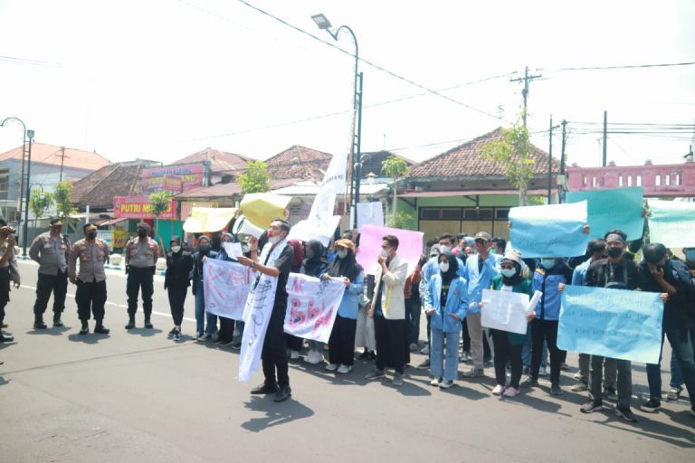 IKABEMJO Gelar Aksi Unjuk Rasa di Depan Kantor DPRD Jombang