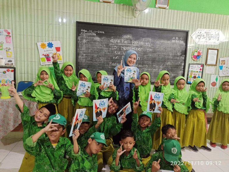 Menanamkan Literasi Agama Lewat Buku “Gus Dur Sang Presiden” Di MI Al Ittihad