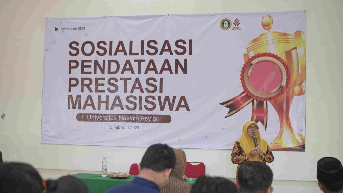 Foto : Mrs. Elisa Dalam Sosialisasi Pendataan Prestasi Mahasiswa ( Dok. BEM UNHASY)