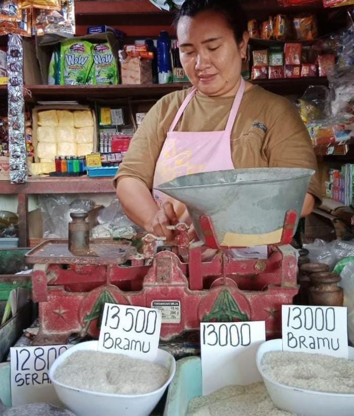 Foto : Pedagang Sembako Di Pasar Bandung, Diwek, Jombang (Dok : Helfi Livia)