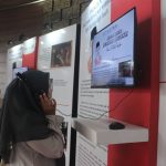 Foto : Pengunjung Mendengarkan Musik Favorit Presiden Saat Pameran