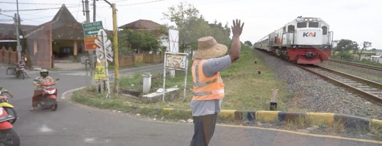 Peran Relawan dalam Menjaga Ketertiban Persimpangan Jalan